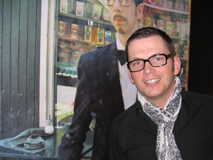 Wolfgang Scheucher vor dem neuen ANDY WOLF Testimonial – Herrenmode in Zigarrenfarben