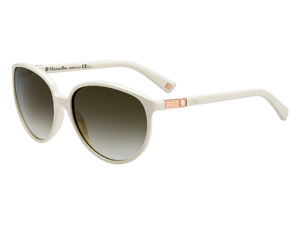 DIORSYMBOL3 NEUER GLAMOUR IN 80er-JAHRE-VERSION 80er-Jahre-Charme für die Sonnenbrille aus einem leichten und antiallergischen Kunststoff in unglaublichen Farbnuancierungen mit dem Markennamen Optyl. Die Silhouette ist deckend und abgerundet, weich die Profile. Die Bügel veredelt das raffinierte „Godron”-Motiv von Dior, das in ein Metallplättchen eingraviert ist. Sehr edel die Schattierungen: glänzend Schwarz mit grau abgetönten Gläsern, Elfenbein-Havanna Glitter mit braungrauen Gläsern, Havanna Backstein Blond Glitter mit elfenbeinfarbenen Bügeln und braun abgetönten Gläsern. Rot/Hellhavanna mit grau abgetönten Gläsern. DIORSYMBOL3