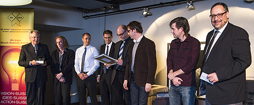 Wearlite-Chef Frank Pfeffer (l.) freut sich mit seinem Team über den Innovationspreis.