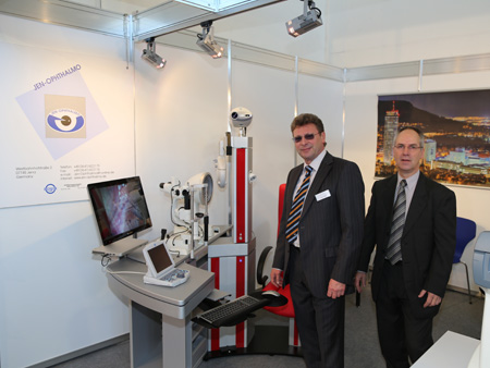 Thomas Hillig und André Lungertshausen mit der bewährten Refraktionseinheit Modula 