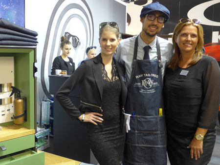 Kristina Vieldorf und Barbara Haider-Siebenhandl  mit dem Denim-Schneider von G-STAR RAW