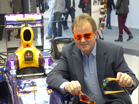 Vertriebsleiter Franz Saurer mit Red Bull Sonnenbrillen und dem Red Bull Formel 1 Boliden