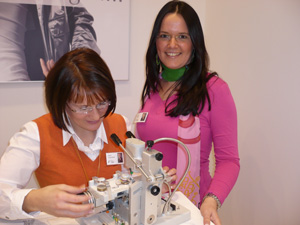 FLAIR Marketingleiterin Letta Siebert (rechts im Bild)  mit Astrid Schönfelder beim Anfertigen einer FLAIR Bohrbrille