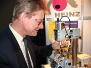 Erwin Heinz mit dem präzisen Koordinaten-Bohrwerk