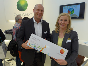 Dr. Richard Fr&ouml;hlich und Silke Schappner  mit der neuen Proclear 1 day multifocal