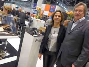 Renate Schatzl und Gunther Fink vor  den FLAIR art couture Modellen