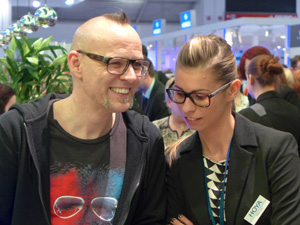 Gut gelaunt und sehr "augenoptikernah", Thomas D nach dem Auftritt am Stand von HOYA