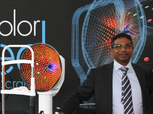 Anand Manichand mit dem neuen  Farb-LED Topographiesystem Cassini