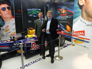 optikum Chefredakteur Harald Belyus mit  Vertriebsleiter Franz Saurer vor dem  Red Bull Formel 1 Boliden