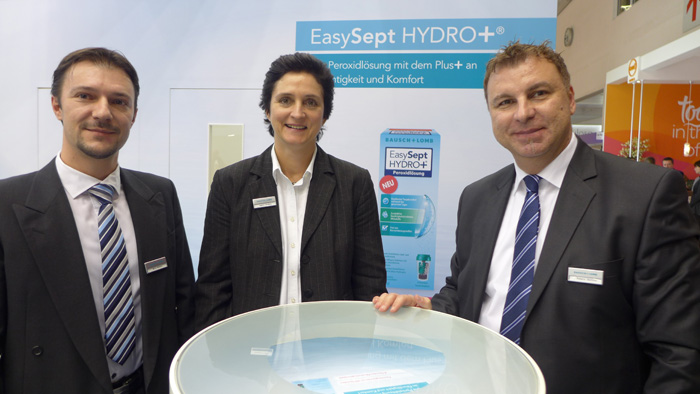 OPTI 2015 BAUSCH+LOMB Mirza Mehicic (Außendienst), Sabine Strübing (Professional Relations Managerin) und Roberto Giarrizzo (Country Manager A&CH) erklären die Vorteile vom neuen EasySept HYDRO+