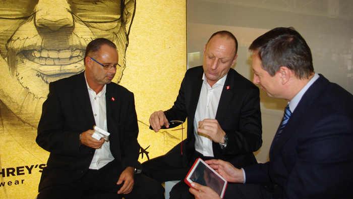 OPTI 2015 ESCHENBACH: Rene Wiche (Vision Technology Products & Consumer Optics) und Christian Weiss (Geschäftsleitung Österreich) mit der neuen mobilux® DIGITAL Touch HD und der neuen Freigeist Kollektion.