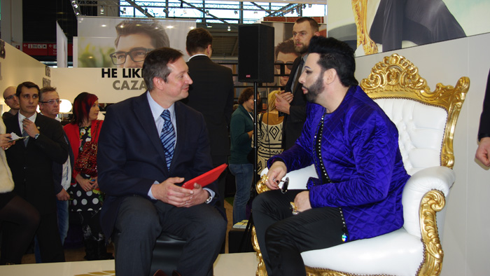 OPTI 2015 op Couture Brillen: Der schrille Modezar und Teleshopping-König Harald Glööckler glamourt ab sofort auch mit Brillenmode.