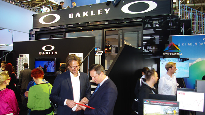 OPTI 2015 LUXOTTICA: Vertriebsleiter Christian Olbort: "Beim OAKLEY Plutonite® Brillenglasmaterial geht der Aufprallschutz sogar über das notwendige Maß hinaus."