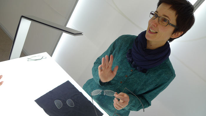 OPTI 2015 MARKUS T: Bernadette Thomas (General Management) - Federleichte Titanfassungen in wunderschönen, dezenten Farben.