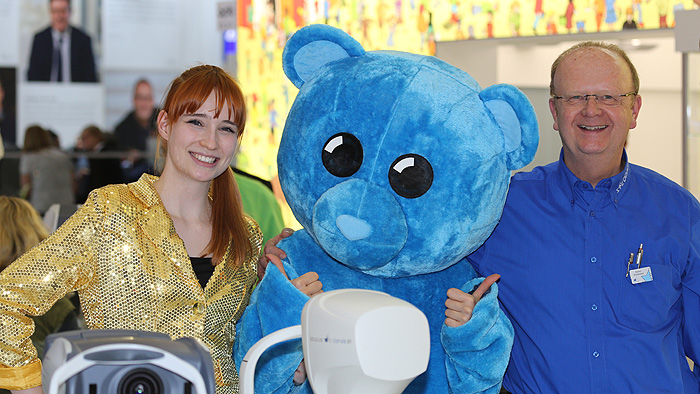 OPTI 2015 OCULUS: Rainer Kirchhübel mit dem diesjährige Oculus-Maskottchen, eine blaue Bärendame und deren goldiger Begleitung.