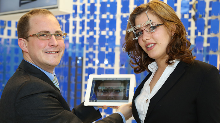 OPTI 2015 OLLENDORF Mess-Systeme: Productmanager Arne Fischer demonstriert das überaus kompakte Videozentriersystem visuReal® portable.