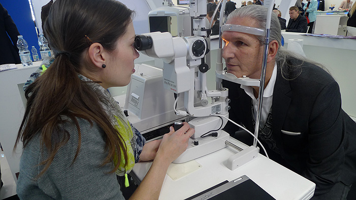 OPTI 2015 OTTIKO: Alexandra Lang lässt die Fachbesucher die neue fusion 1 day presbyo Tageslinse testen.
