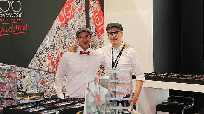 OPTI 2015 PAPERSTYLE: Grafiker Werner Oberrauch und Marketing Manager Dr. Hannes Gasser mit ihren Papierbrillen in der Version 2.0.