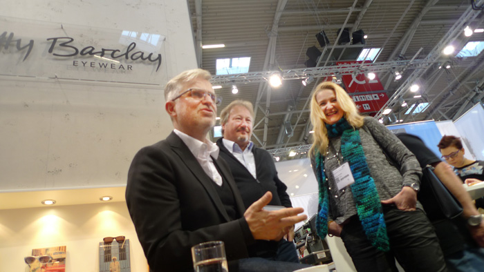 OPTI 2015 VISIBILIA: Ralf Kmoch (Geschäftsführer), Daniel Hrabovszky (Außendienst) und Susanne Homolka (PR) freuen sich über das gute Ankommen von Betty Barclay am Optikmarkt.