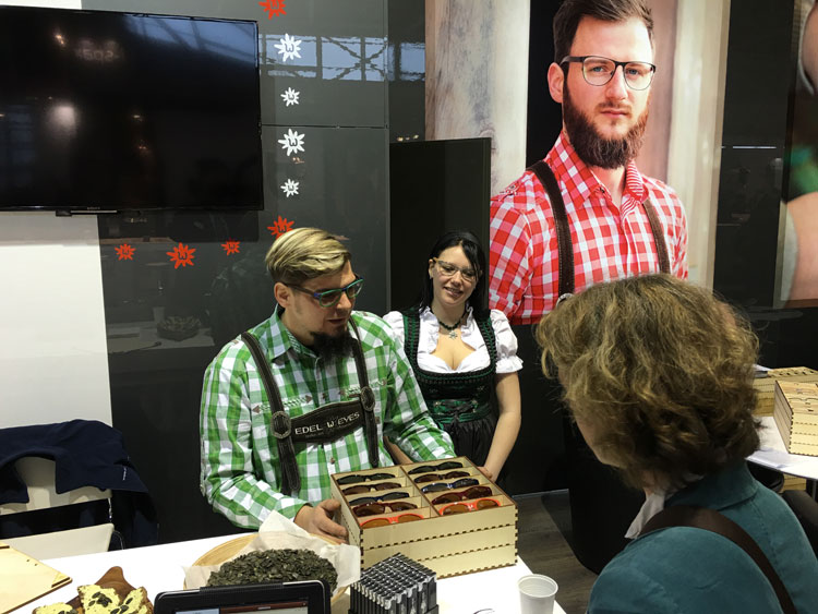 Robert Schnötzinger (Geschäftsführer) hat in einem Herzschlagfinale einige Neuheiten wie zum Beispiel die erste EDELWEYES Sonnenbrillenkollektion zur opti mitgebracht
