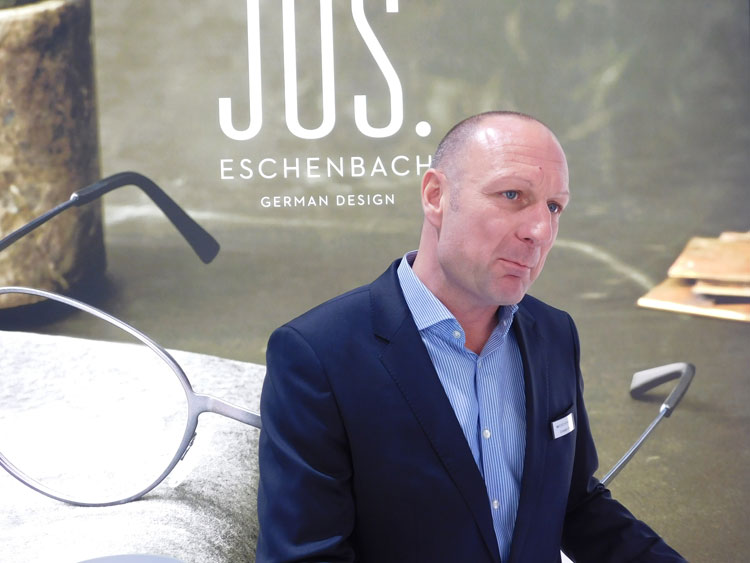 Christian Weiss (Geschäftsleitung Österreich) zeigt unter anderem eine gelungene Verknüpfung von Architektur und Brillendesign bei der neuen FREIGEIST Kollektion