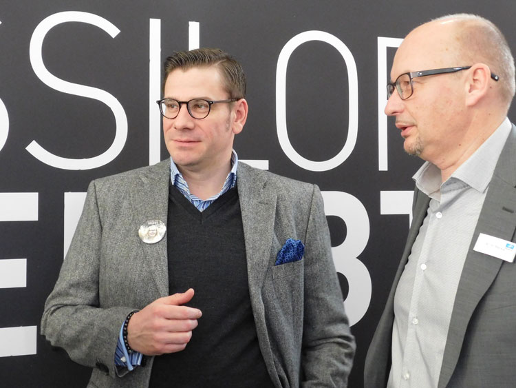 Ronald Mayrhofer (Kaufmännischer Leiter) und Martin Merkle (Geschäftsführer), Essilor Austria GmbH unterstützen Augenoptiker bei deren individuellem Marketing