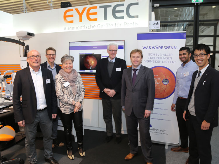 Michael Anthonsen (CEO RetinaLyze) und Barbara Anthonson (CEO RetinaLyze) links im Bild am Stand von Partner EYETEC