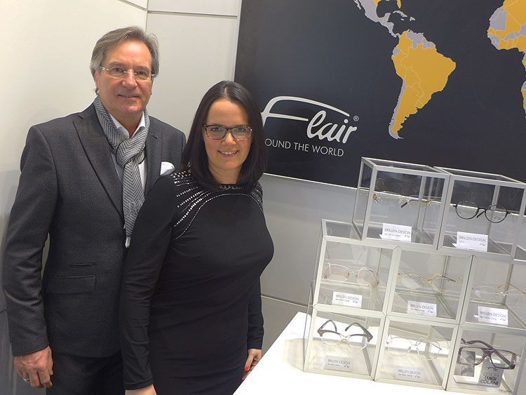 Gunter Fink (Geschäftsführer) und Letta Siebert-Daniel (Marketing Managerin) stellen 70 Jahre FLAIR in Schauboxen aus