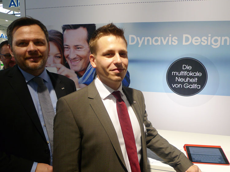 Heinrich Müller (Leitung Marketing & Vertrieb) und Joachim Penn (Außendienst Österreich) erklären die Philosophie der neuen Presbyopiekontaktlinse Dynavis