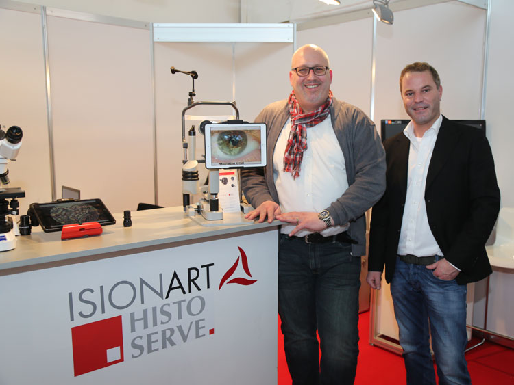 Wolfgang Jakobi (Geschäftsführer) und André Wilger zeigen einen genialen wie auch kleinen Fotoadapter 