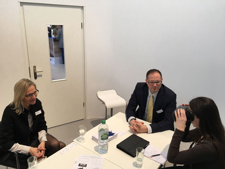 Mirjam Rösch (Marketingleiterin und Direktorin Key Account Management) und Martin Decker (Geschäftsführer Österreich) zeigen der optikum Redakteurin die beeindruckende HOYA Glasproduktpalette mittels virtueller Welten 