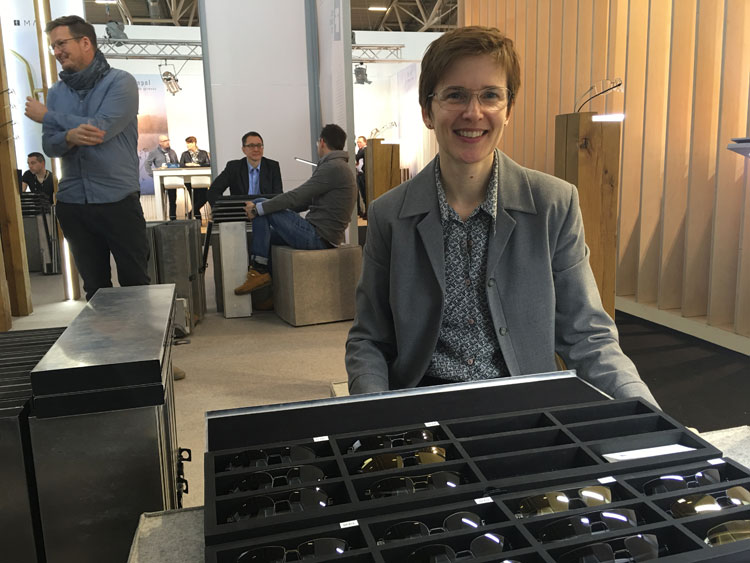 Bernadette Thomas (General Managerin) bei der Präsentation der neuen Markus T Sonnenbrillen