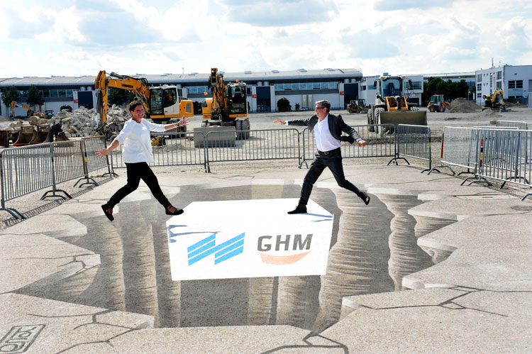Dieter Dohr (Vorsitzender der GHM Gesellschaft für Handwerksmessen mbH) und Bettina Reiter (Projektleiterin der opti)