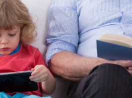 Der Einfluss der Naharbeit auf Myopie bei Kindern Kind Tablet Naharbeit Myopie