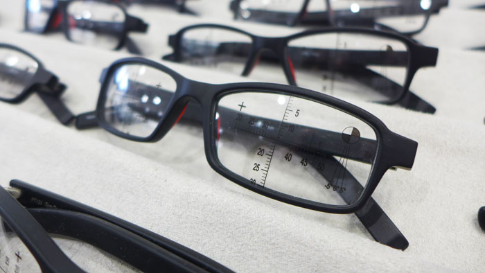 Prevail opladning Ejeren Very british! Maßgefertigte Brillen von Tom Davies - optikum, Fachmagazin  für Augenoptik und Optometrie