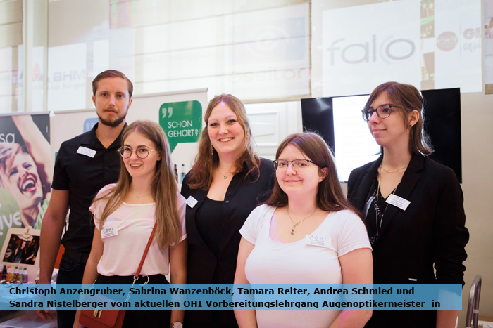 Christoph Anzengruber, Sabrina Wanzenböck, Tamara Reiter, Andrea Schmied und Sandra Nistelberger vom aktuellen OHI Vorbereitungslehrgang Augenoptikermeister_in präsentierten Poster ihrer umfangreichen Projektarbeiten.