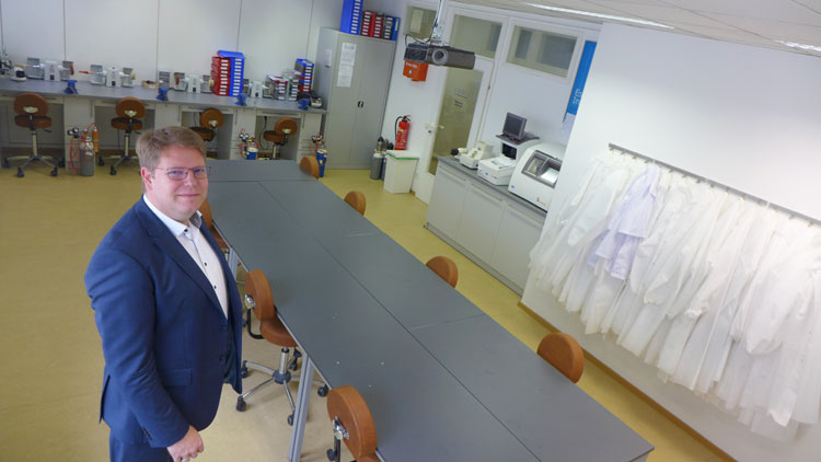 In unserer Werkstätte stehen neben vier Handschleifplätzen und sechs Lötstationen auch noch vier vollständig ausgestattete Acetatwerkbänke zur Verfügung