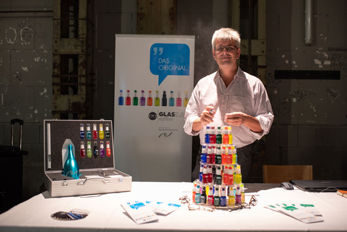 Mag. Bernhard Steiner, empfiehlt sein mit individuellen Logo bedruckten Brillenputzspray GLASKLAR als Kundenbindungsprogramm