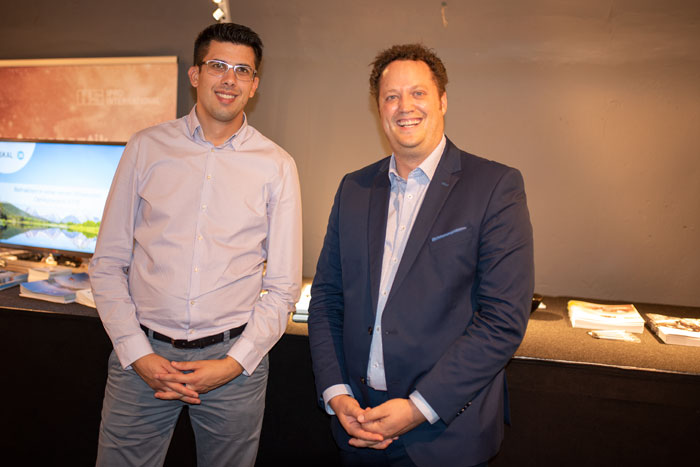 Unter dem Motto, “Unsere Augen sind nicht für Bildschirme gemacht“, präsentierte HOYA SYNC III, ein erweitertes Einstärkenglas welches durch die integrierte BOOST ZONE hilft Symptome des „Digital Eye Strain (DES) zu lindern und den Sehkomfort bei Nahaktivitäten insbesondere bei Nutzung von Smartphones erhöhen