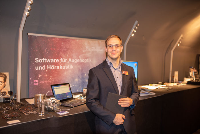 Das Software Unternehmen IPRO berichtete von Neuheiten im Bereich Online-Terminkalender, schnellere Prozesse bei der Einbuchung der Fassungskataloge und über neue Module für das Refraktionssystem PASKAL 3D