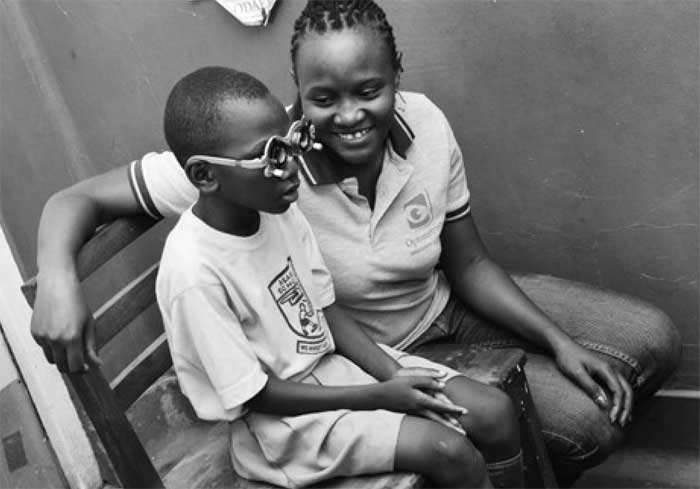 Der 12-jährige Emmanuel ist seit Geburt fast blind und war daher nicht in der Lage, wie die anderen Kinder aus seinem Dorf zur Schule zu gehen.