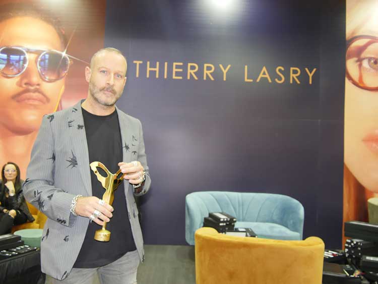 Designer und Maestro Thierry Lasry demonstrierte den eingebauten Ring in seiner neuen Sonenbrillen-Collage 