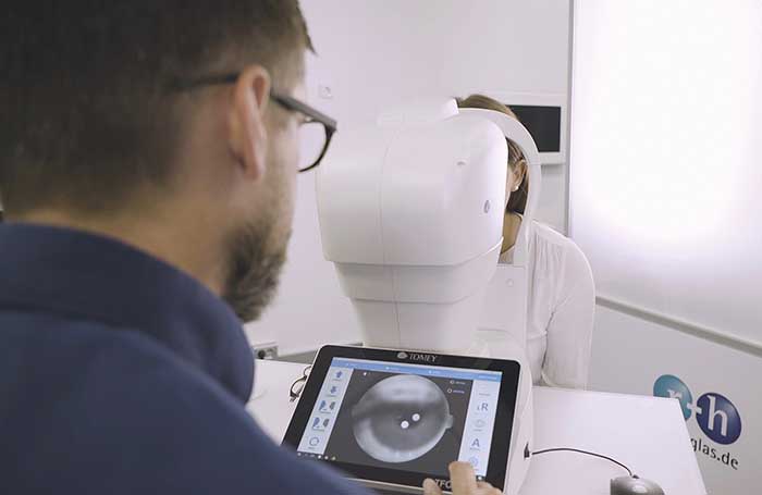 Ein neues Highlight des Programms ist der „Augen-Check“, eine Kombination der neuen Funduskamera TOMEY mit der Analyse-Software RetinaLyze und einem Kommunikationspaket