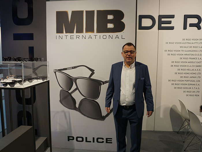 DE RIGO Geschäftsführer Peter Schwind ist zurecht stolz, dass die Agents des neuen MIB-Kinofilms eine POLICE Sonnenbrille tragen