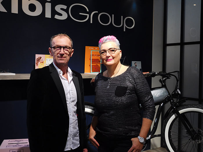 Doris Jank (Leitung Verkaufsinnendienst) mit Peter Erba (Geschäftsführer)