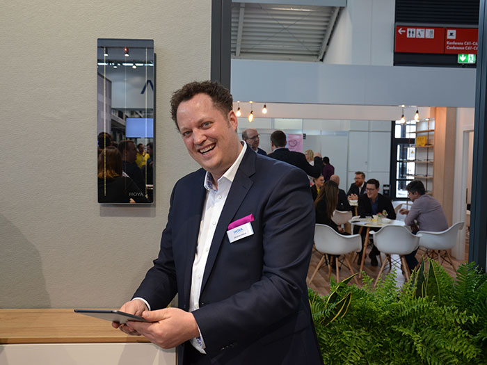 Die simple Handhabung bei der Brillenglaszentrierung und der Messung von Individualparametern demonstriert Ing. Christian Zsidek, Country Manager Österreich