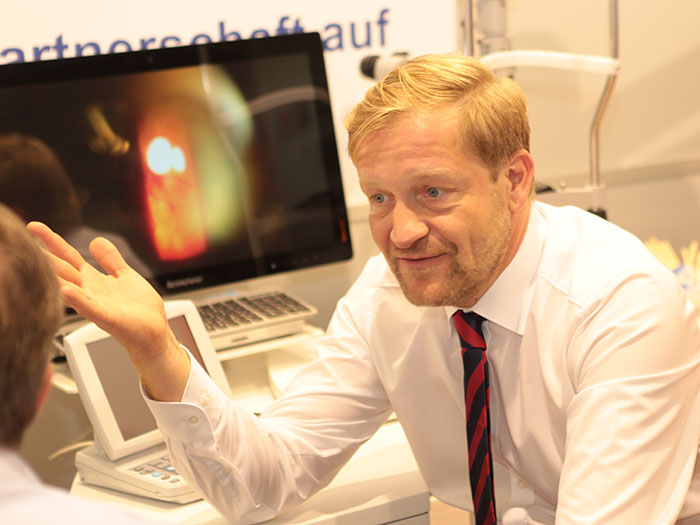 Thomas Köhler zeigt die Vorteile seiner Funduskamera