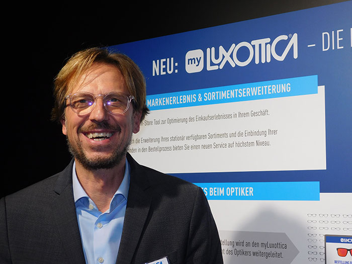Christian Olbort, Vertriebsleiter Österreich, zeigt neue Tools zur Steigerung des Brillenumsatzes bei den Augenoptikern 