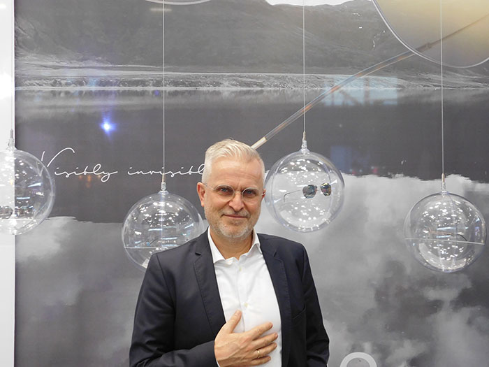 Ralf Kmoch (Geschäftsführer) präsentiert unter anderem das die ultraleichte Lithe – Titanium Eyewear an