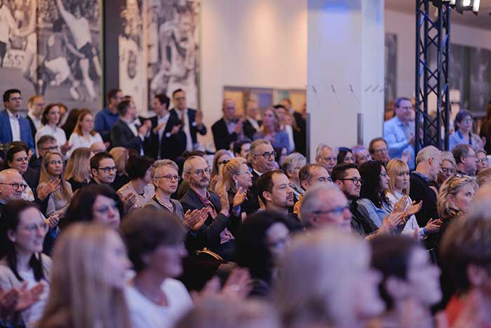 Über 300 Besucher nutzten die Gelegenheit, hinter die Kulissen der modernsten Hoya Produktion Europas zu schauen